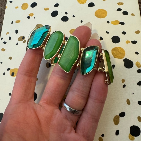 Ethel And Myrtle Green Gem Jewel Stretch Bracelet NEW - Picture 2 of 3